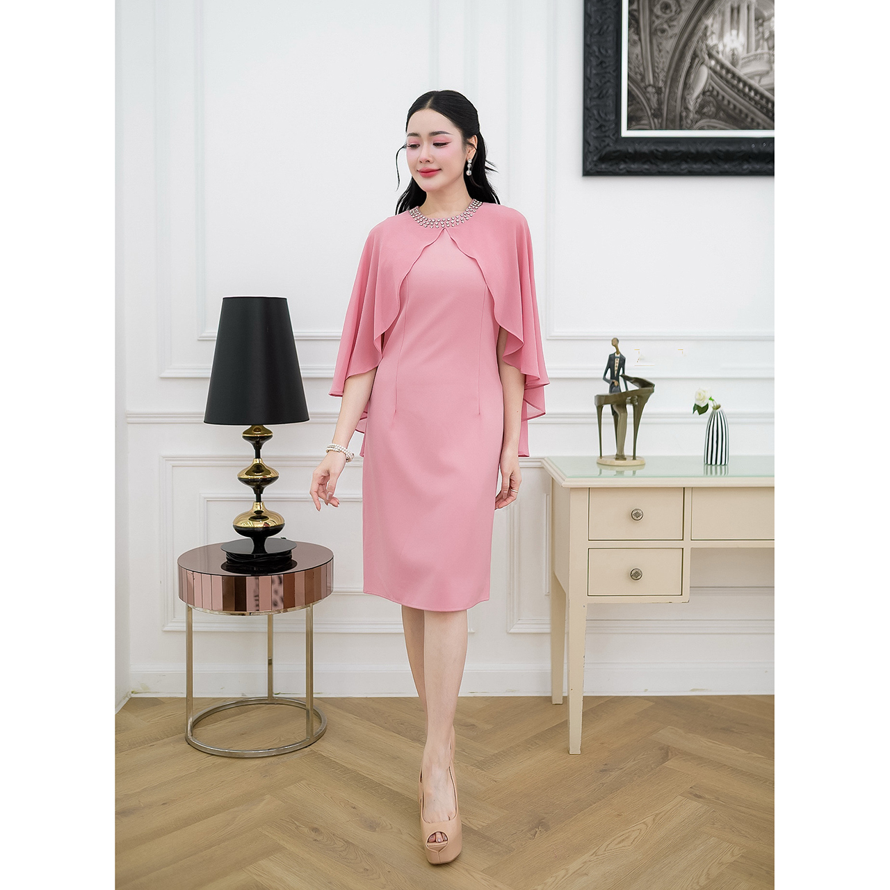 kudapy เดรสสไตล์คลุมไหล่ รอบคอแต่งเพชร ตัวเดรสเป็นงานผ้าทอผสมจะใส่สบายนุ่มผิว