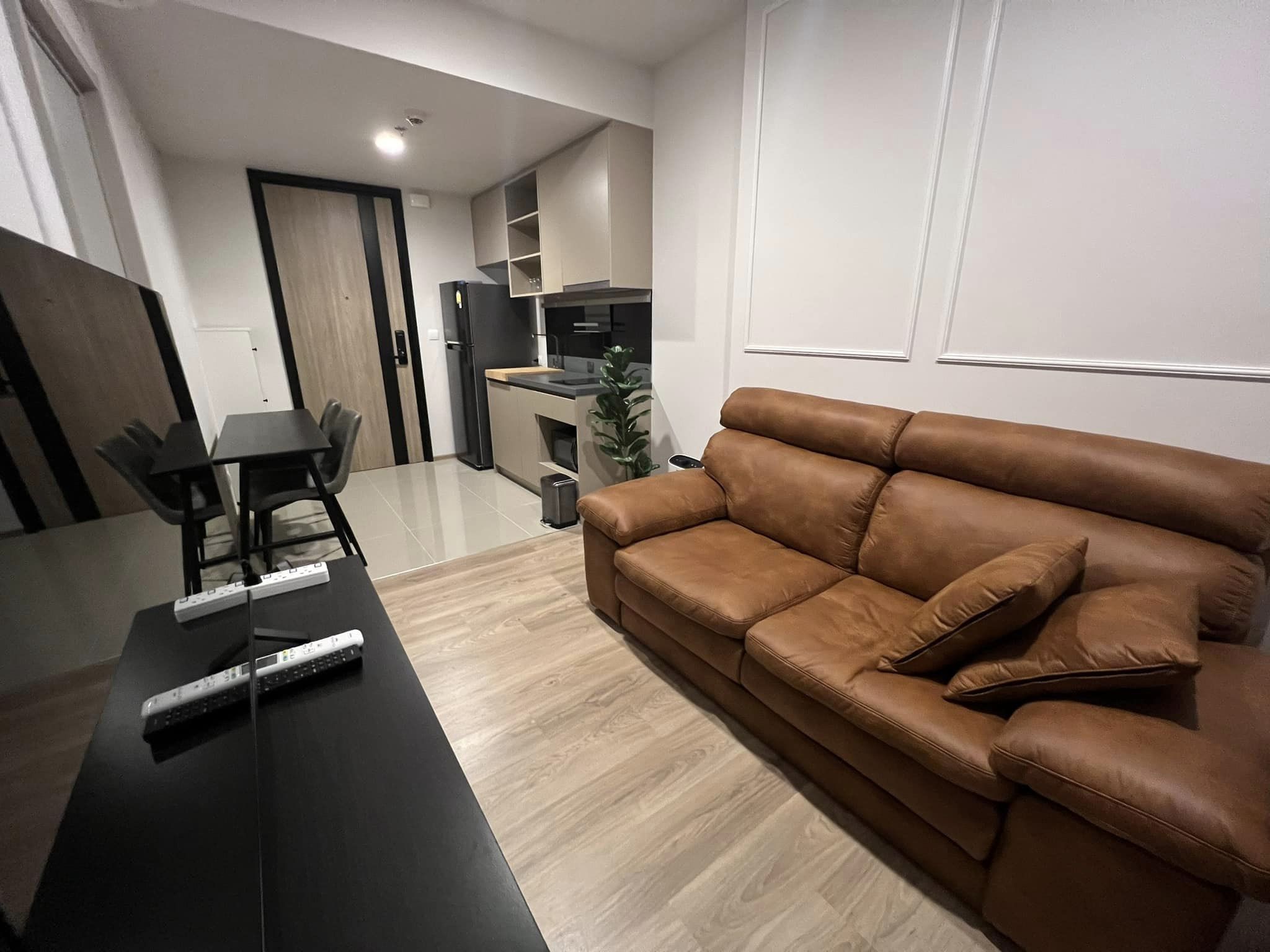 ชั้นสูงห้องน่าอยู่ OKA HAUS Sukhumvit 36 ให้เช่าตกแต่งเฟอร์ครบ BTSท่องหล่อ สอบถามแอด Line ID : Smile-easy