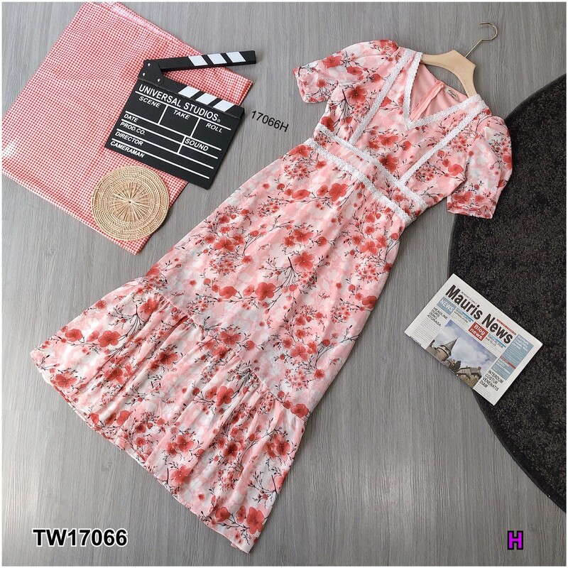 kudapy แม็กซี่เดรสยาวสีชมู ครีม ดำ เทา แดง แขนสั้น ผ้าชีฟองพิมลายดอกไม้ อกแต่งลูกไม้ มีซับใน มีซิปหลัง