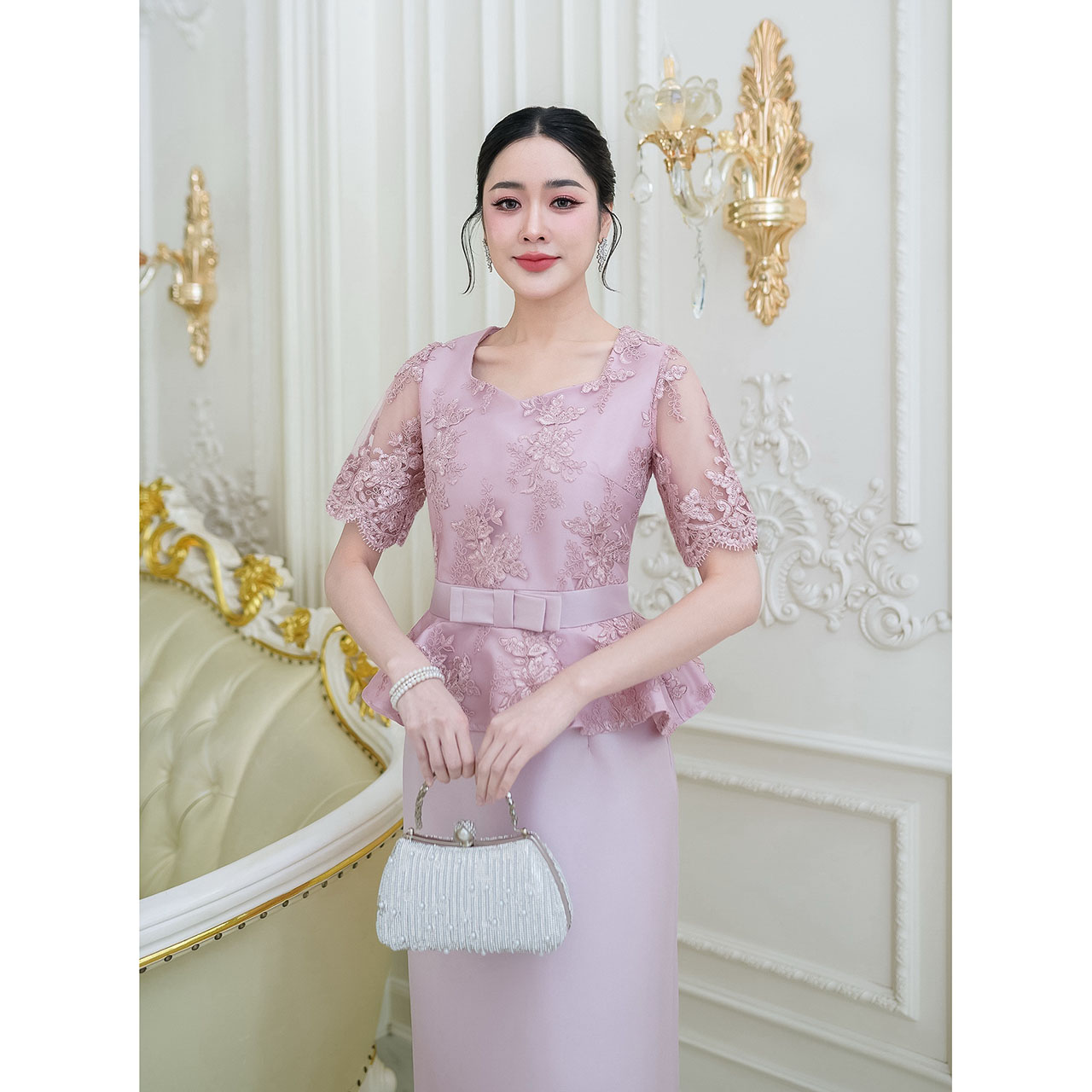 kudapy เดรสยาว ผ้าไหมทั้งชุด ด้านบนเป็นงานแต่งด้วยลูกไม้คอร์ด เดรสทรงสวยเป็นงานเอวระบายรอบตัวหน้าสั้นหลังยาว