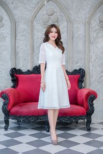 kudapy เดรสสั้นสีขาว/สีดำ ลูกไม้ลายผ้าสวย ดีไซน์ทรงใส่ง่ายแขนยาวกำลังดีปิดช่วงต้นแขน คอวีแต่งลูกไม้รอบคอมาจนถึงเอว