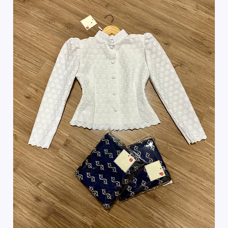 kudapy ชุดเซทเสื้อลูกไม้คอหยักแขนยาว แต่งกระดุมหน้าเรียงเม็ดเก๋ๆ เนื้อผ้าลูกไม้ฝรั่งเศส าพร้อมกับผ้าถุงสำเร็จรูป ซิปหลัง ไหมแพรทิพย์ทอลาย อัดกาว