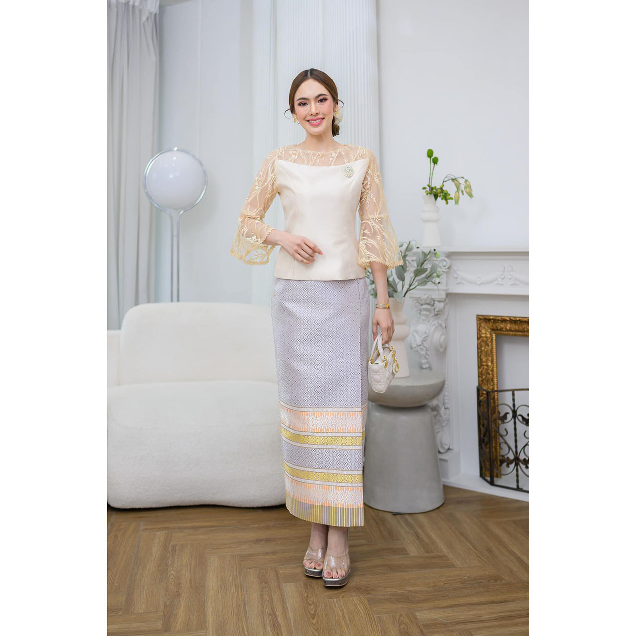 kudapy เสื้อผ้าไหมญี่ปุ่น คอกลมแต่งผ้าทูลล์ ปักลายลูกไม้บุหงาลงบนเนื้อผ้า แต่งกริสเตอร์วิ้งๆบนลายลูกไม้เล็กน้อย แต่งแขนกระดิ่ง (เฉพาะเสื้อ)