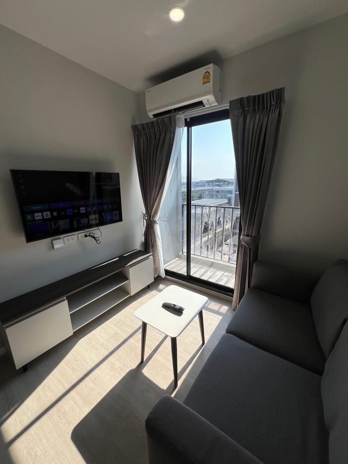 ปล่อยเช่า Nue Cross Khu Khot Station (นิว ครอส คูคต สเตชัน) - โซนพื้นที่ BTS คูคต 1ห้องนอน 1ห้องน้ำ - ขนาดห้อง 30.68 ตรม. ชั้น 8 ตึก C วิวรถไฟฟ้า - ให้เช่า 11,000 ต่อเดือน