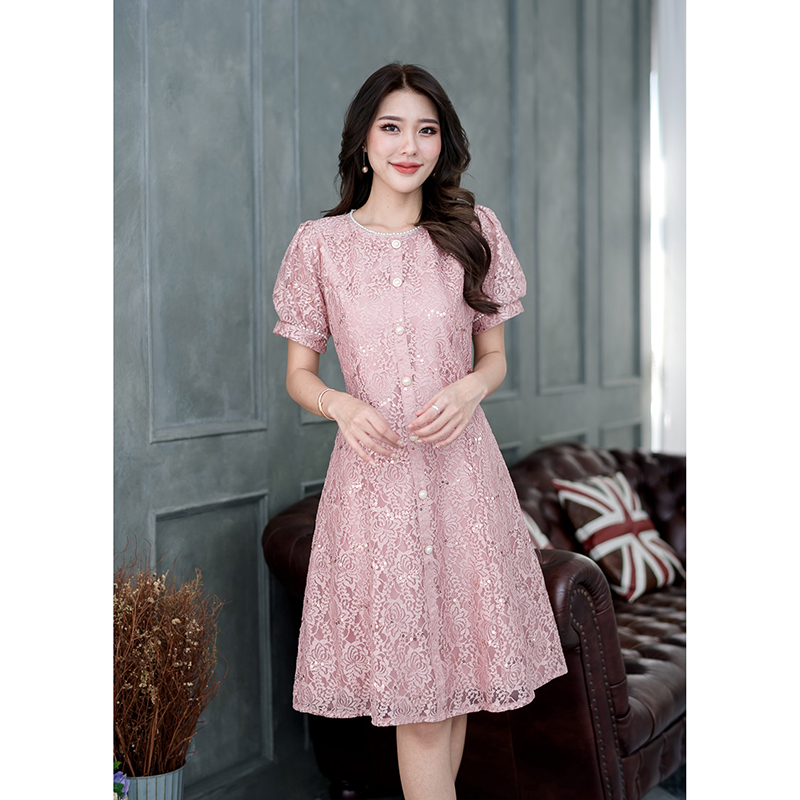 kudapy เดรสสั้นสีชมพู/สีดำ ลูกไม้ แขนสั้นตุ๊กตาค่ะ รอบคอและรอบแขนตกแต่งด้วยมุกหวานมาก ด้านหน้าตัวเดรสแต่งกระดุมมุกเพื่อความสวยงาม