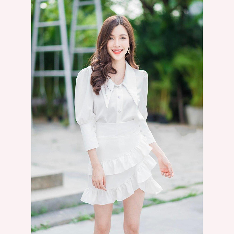 kudapy ชุดเซทเสื้อแขน3ส่วนสีขาว ดีไซน์เก๋ แต่งแขนพองนิดๆ ปลายแขนแต่งกระดุม มาพร้อมกระดุมด้านหน้าเปิดได้ทุกเม้ดค้า