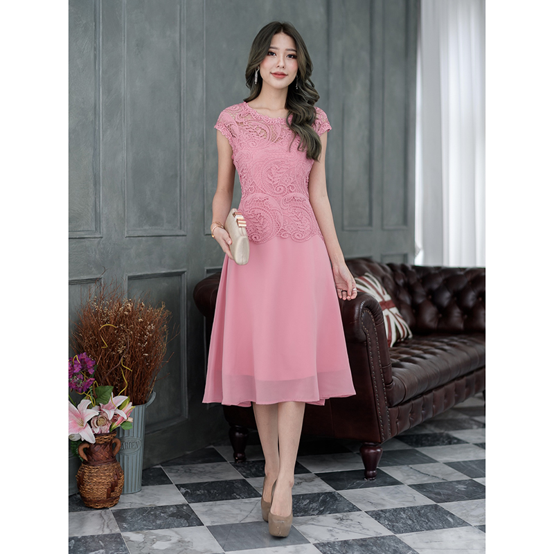 kudapy เดรสสั้นสีชมพู/สีเทา ลูกไม้ดีไซน์ไหล่ล้ำ แต่งดีเทลรอบคอและรอบแขนด้วยลูกไม้อะไหล่วิ้งๆ สวยมาก