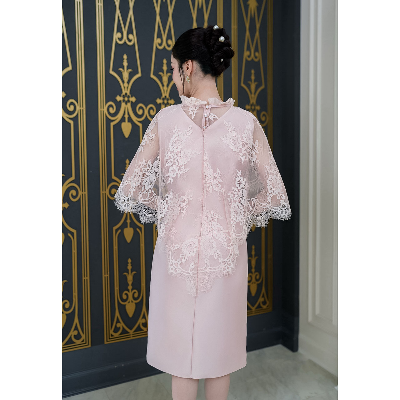 kudapy เดรสผ้าไหมอัดกาวทั้งชุด ผ้าลูกไม้ฝรั่งเศสคอกลมเย็บแต่งจีบรอบคอ ลูกไม้ปล่อยทิ้งตัวเป็นงานคลุมไหล่ด้านหน้าสั้นด้านหลังยาวถึงช่วงเอวหรูหรา