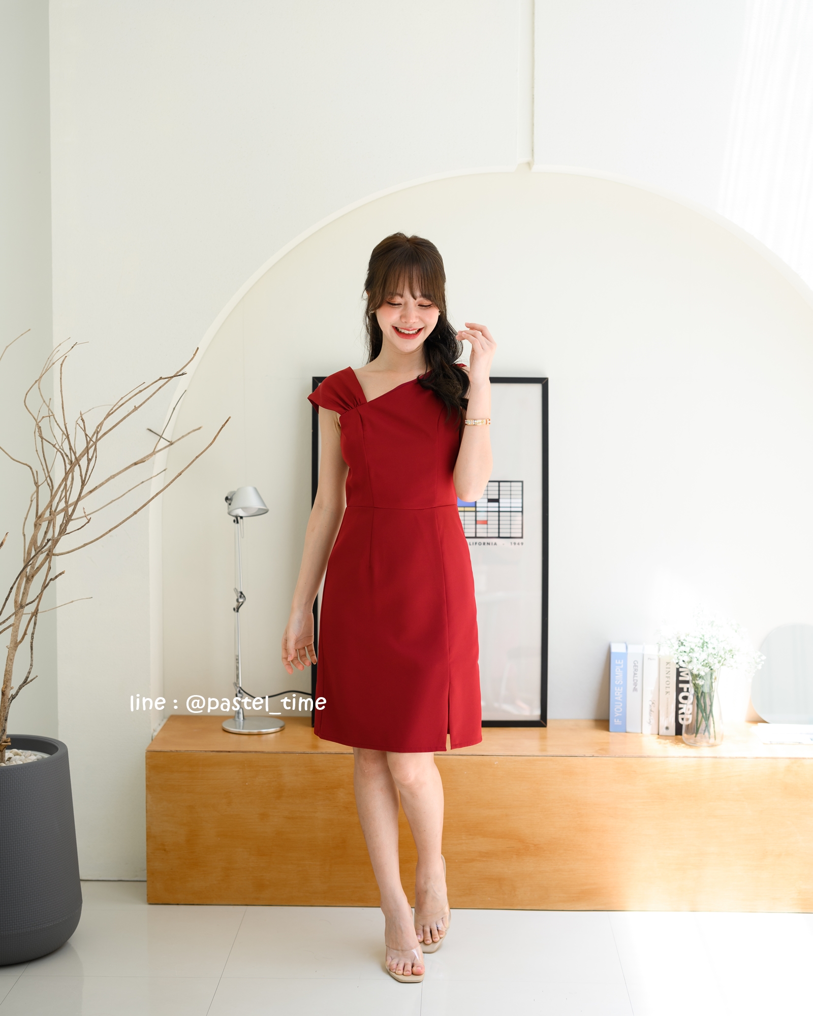 kudapy เดรสสั้นสีชมพู/สีครีม/สีเขียวมัทฉะ/สีแดง ดีไซน์ใหม่ของทางร้าน เก๋ๆ ชิคๆ ด้านนึงเป็นแขนกุดคอเฉียงลงมาที่อก แขนอีกข้างเป็นส่งกลีบบัวจับจีบนิดๆ