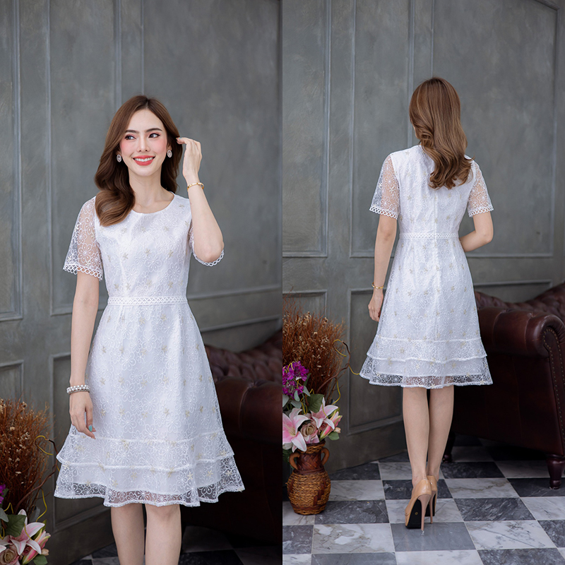 kudapy เดรสสั้นสีขาวคอวี/สีขาวคอกลม ผ้าตาข่ายปักทั้งตัว แซมปักด้วยดิ้นทอง แพทเทิร์นสวยคลาสสิค มีดีเทลแต่งลูกไม้ปลายแขนและเอว ช่วงชายกระโปรงเป็นระบายสองชั้น
