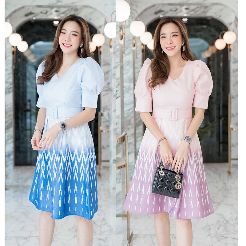 kudapy เดรสสั้นผ้าไทยคอวี แขนยกทรงเจ้าหญิงสีฟ้า/สีชมพู คอวีแขนสั้นไหล่ยก มีเข็มขัดผ้า ผ้าลายไทย มีซับในซิบหลัง
