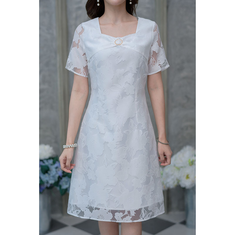 kudapy เดรสสั้นสีครีม/สีทอง ผ้าแก้วลายดอก มีดีเทลเย็บเป็นโบว์ช่วงอก แต่งอะไหล่เพชร ทรงเรียบๆ