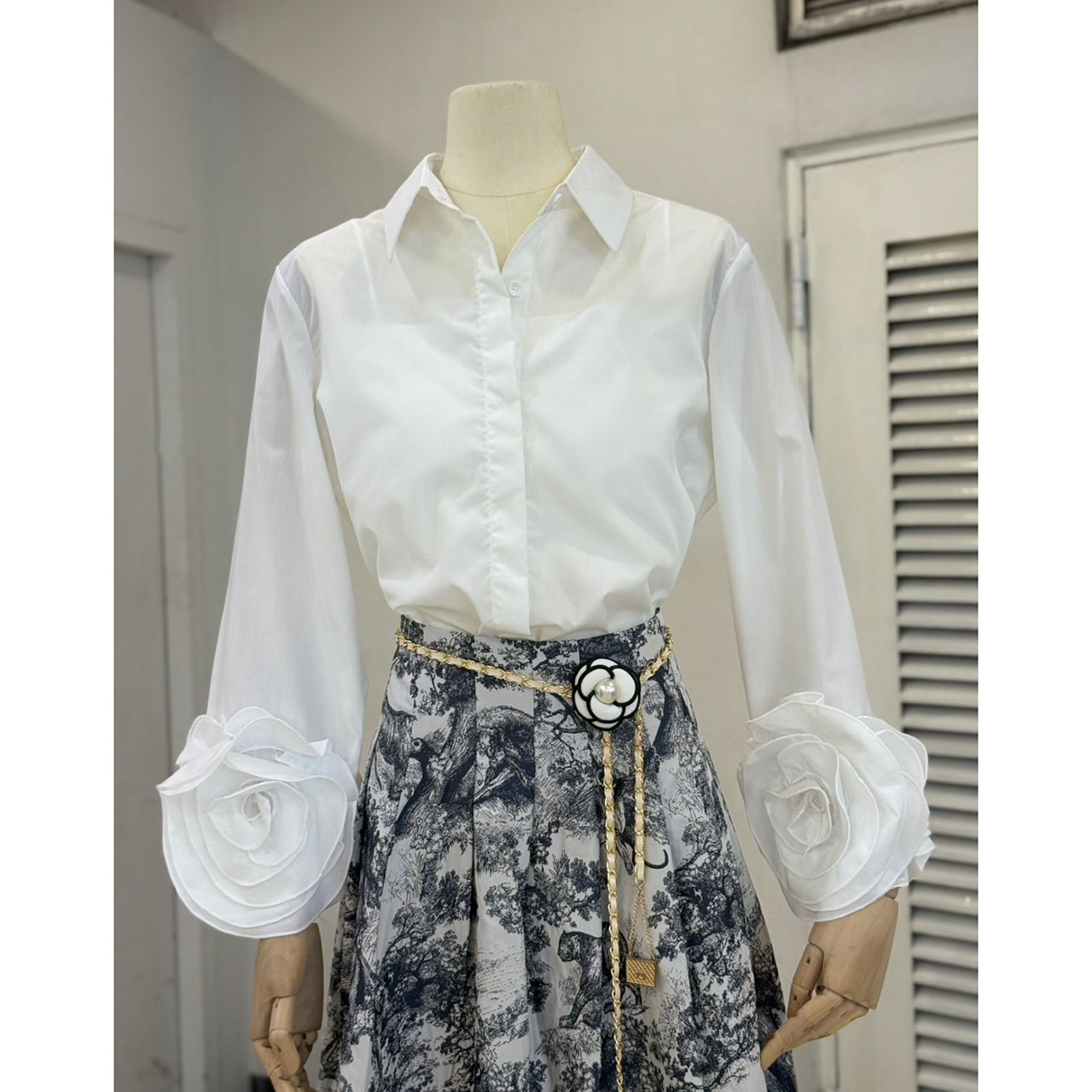 kudapy เซ็ทเสื้อเชิ้ตแขนกุหลาบมาพร้อมกระโปรงยาวพิมพ์ลาย