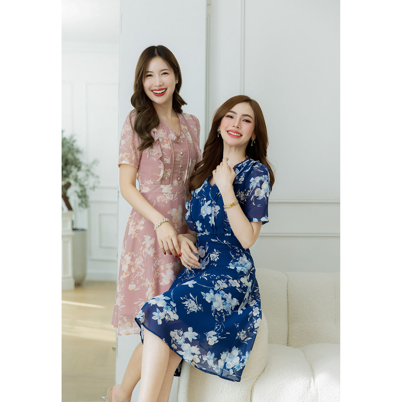 kudapy เดรสสั้นสีกรม/สีชมพูกะปิอ่อน คอวี ชีฟองลายดอกสวย มีดีเทลช่วงอกแต่งกระดุม ตีเกล็ด และเย็บแต่งระบายสองข้าง เพิ่มความหวานแต่งลูกไม้ช่วงคอและข้างเกล็ด