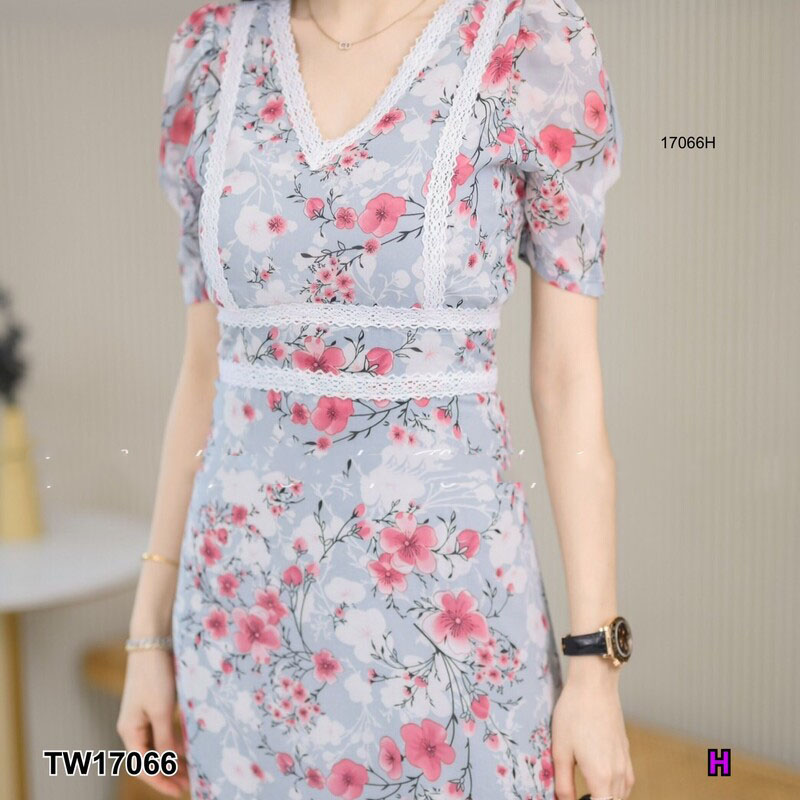 kudapy แม็กซี่เดรสยาวสีชมู ครีม ดำ เทา แดง แขนสั้น ผ้าชีฟองพิมลายดอกไม้ อกแต่งลูกไม้ มีซับใน มีซิปหลัง