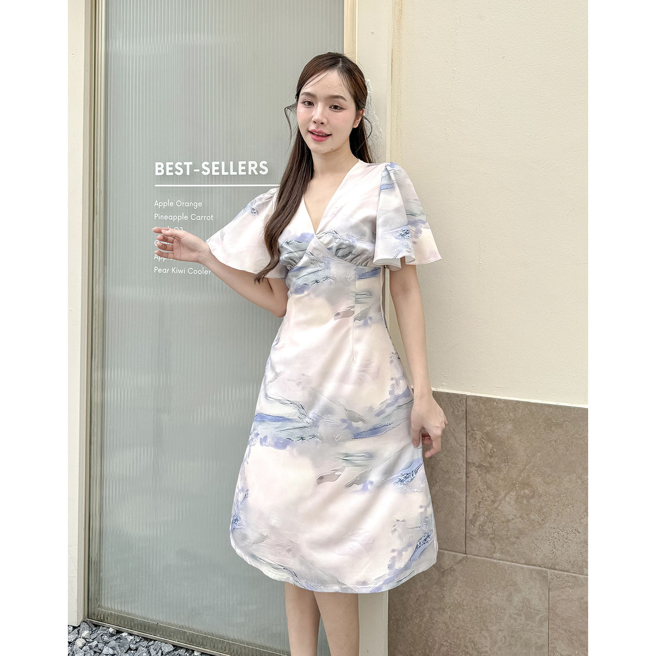 kudapy เดรสสั้นตัวเสื้อเป็นคอวีจับจีบเดรปที่อก ต่อลงมาเป็นกระโปรงทรงเอบานเล็กๆ แขนเสื้อเป็นทรง Bell ชุดมีซับใน ซิปซ่อนด้านหลัง