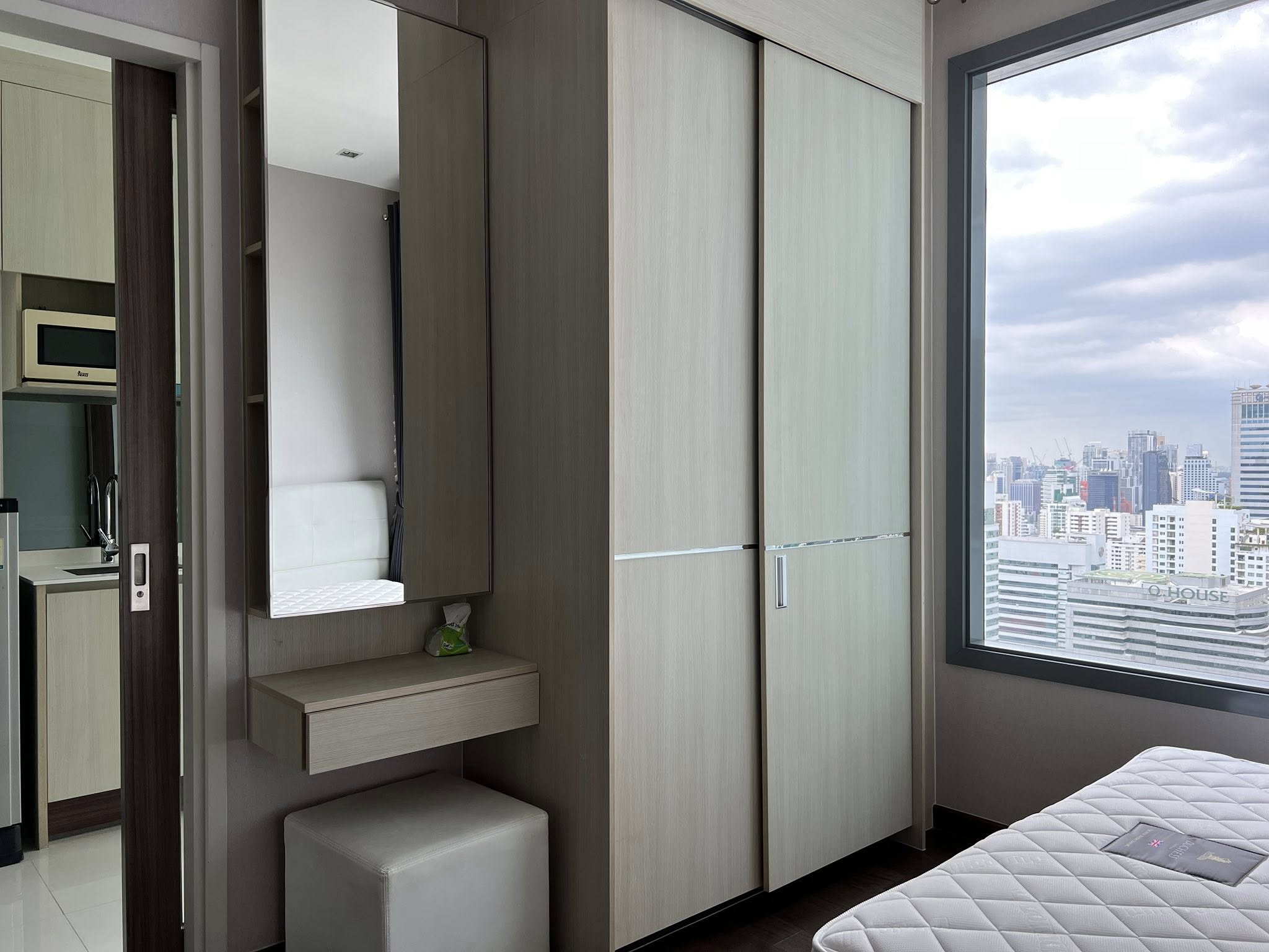 High Rise โซนพื้นที่ ติด MRT เพชรบุรี ให้เช่าห้องแบบ 1ห้องนอน 1ห้องน้ำ คอนโด Q Asoke (คิว อโศก) ขนาดห้อง 30 ตรม. ชั้น 34