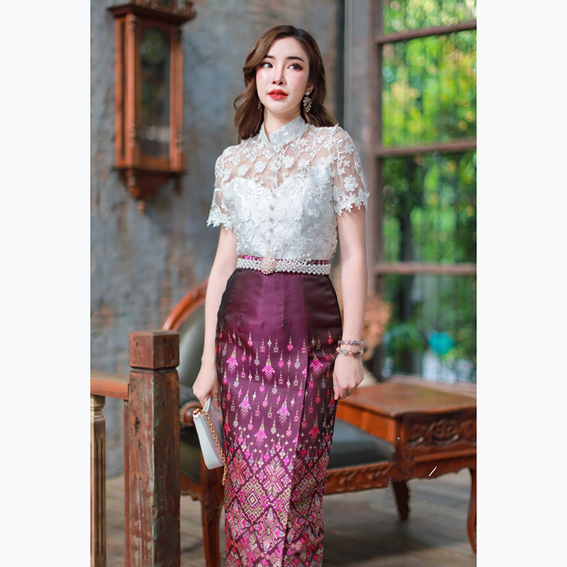 kudapy เซทลูกไม้ปัก 3D ดอกลอย ยกนูน คอจีน ซับใน 2 ชั้น อย่างดี แต่งมุขเรียงยาวถึงชายเสื้อ ซิปหลัง /ผ้าถุงสำเร็จรูป