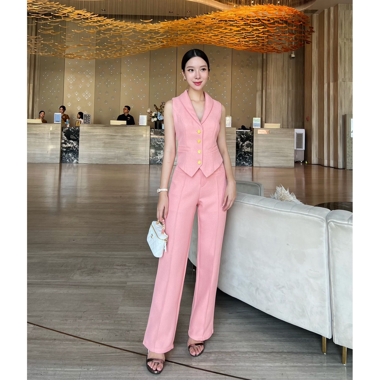 kudapy เซ็ทเสื้อแขนกุดเข้ารูปมาพร้อมกับกางเกงขายาว ตัวเสื้อแต่งกระดุมจริงสีทองปลายทรงแหลม กางเกงใช้ผ้าเดียวกับเสื้อ