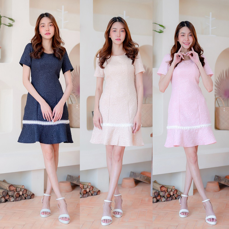 kudapy เดรสสั้ีนสีครีม/สีชมพู/สีกรม ผ้าทอลายนูนแต่งลูกไม้