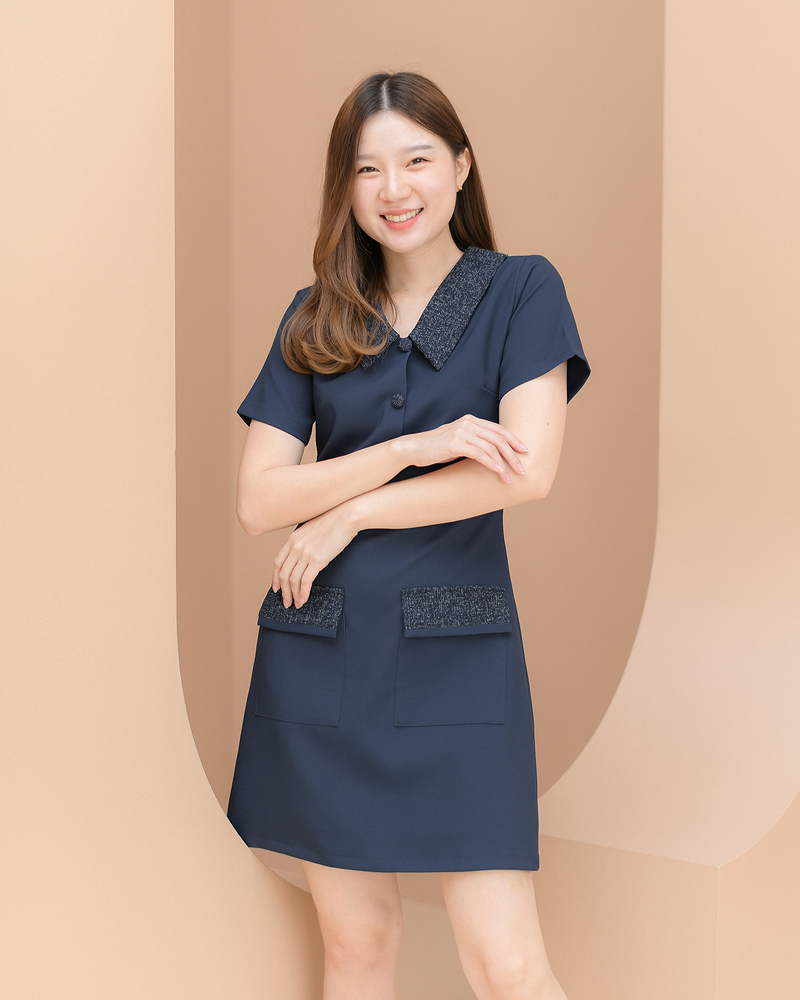 kudapy เดรสสั้นสีเทาฟ้า/สีครีมเข้ม/สีดำ/สีชมพูอ่อน คอปกแขนสั้น แต่งปกและฝากระเป๋าด้วยผ้าชาแนลโทนสีแมทช์กับชุด