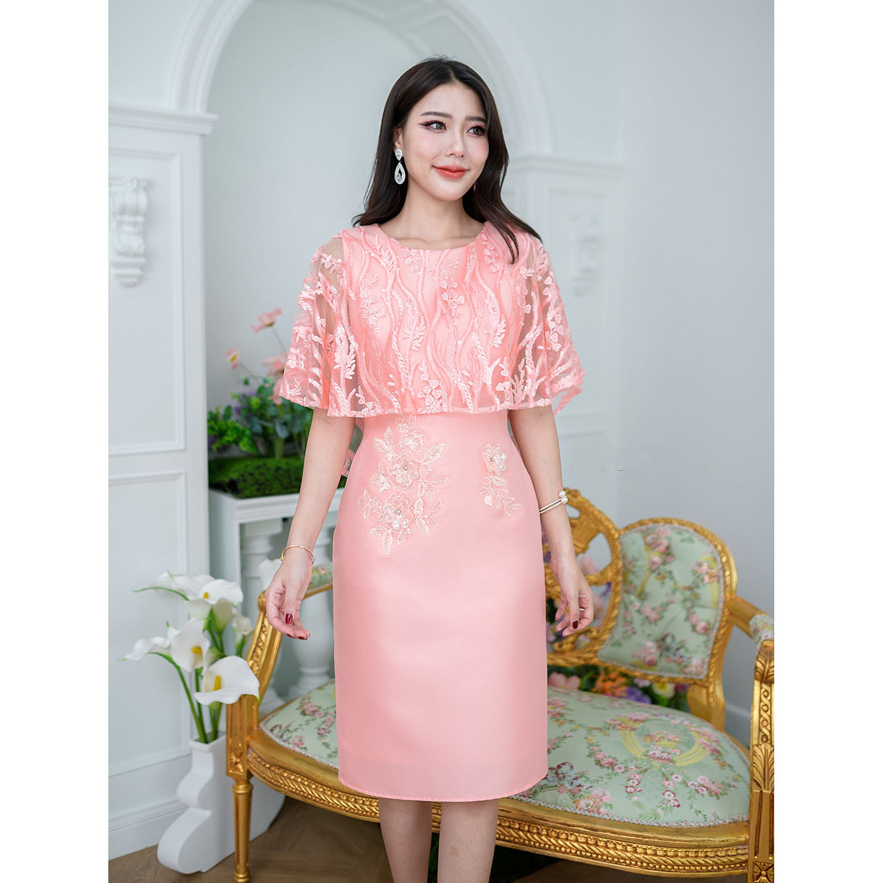 kudapy เดรสสั้นสีน้ำตาลทอง/สีโอรส ผ้าไหมงานดีไซน์คลุมไหล่ด้วยผ้าลูกไม้ปักลายแต่งเลื่อม