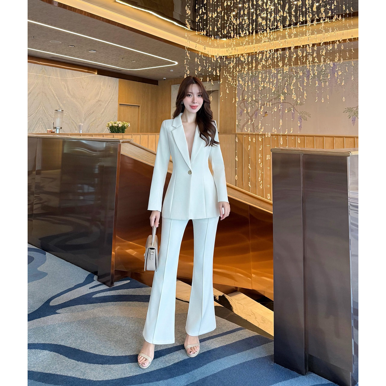 kudapy ชุดสูทมินิมอล ตัวเสื้อสูทแต่งกระดุมทองด้วยหน้า 1 เม็ด เสริมฟองน้ำบางๆ มีซับในทั้งตัว มาพร้อมกับกางเกงทรง Flare เย็บตีเกล็ดหน้า