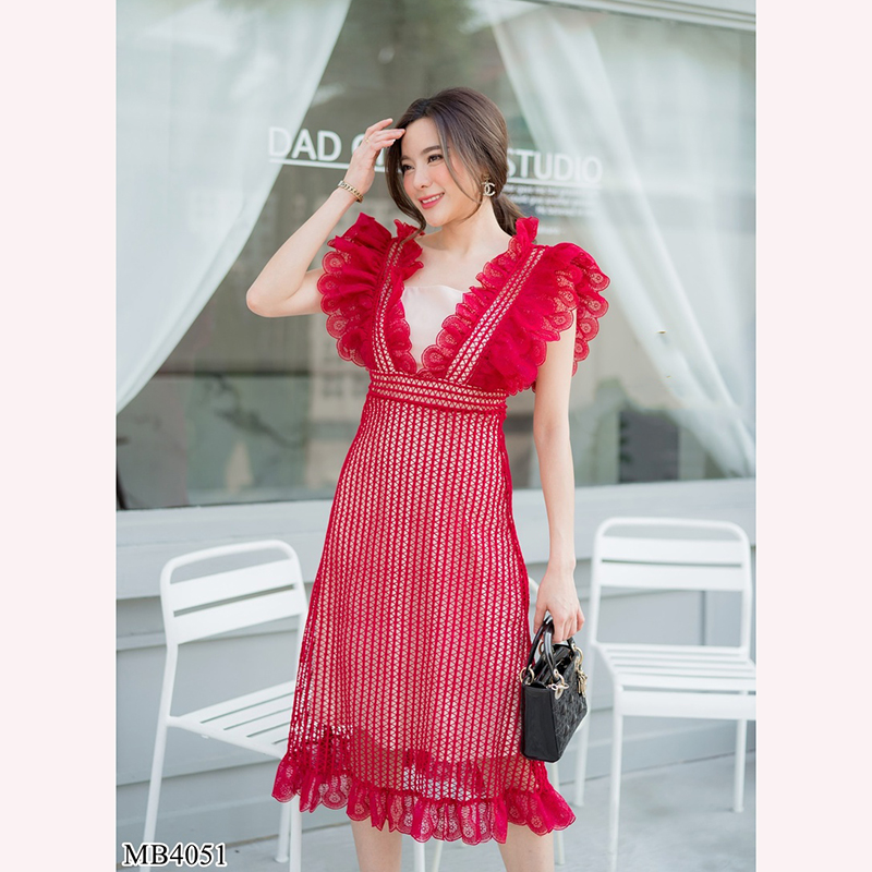 kudapy เดรสยาวสีชมพู/สีแดง/สีขาว แขนกุ ผ้าดลูกไม้แต่งระบาย2ชั้น ซับในสีครีม เดรสยาวคลุมเข่า