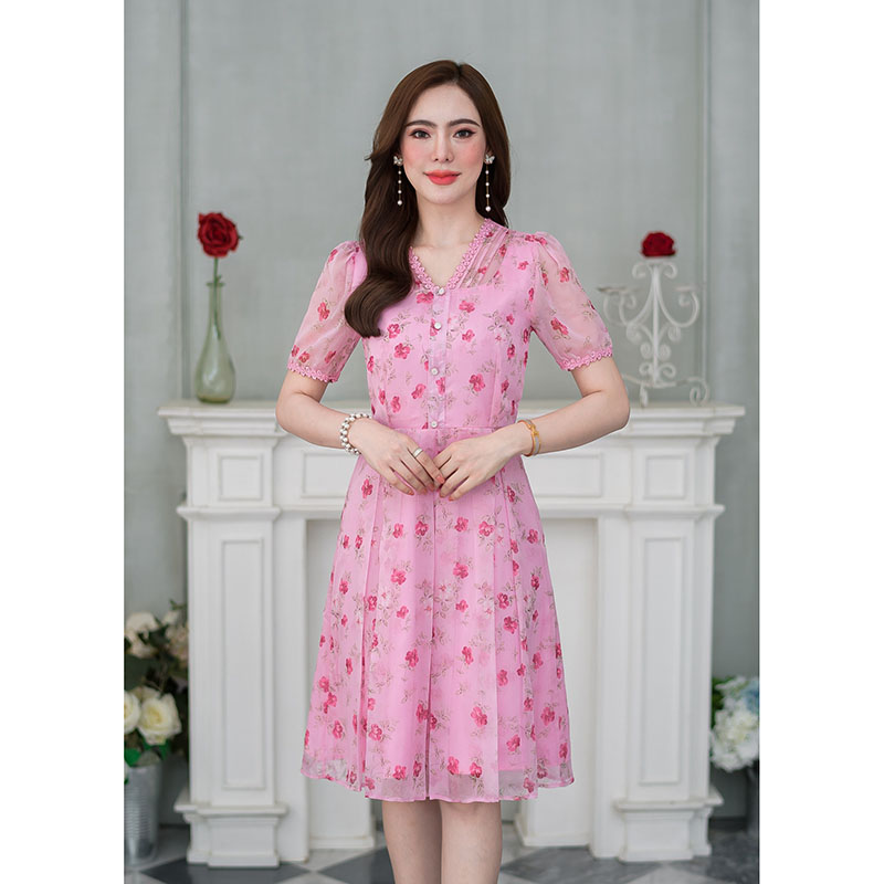 kudapy เดรสสั้นสีชมพู/สีฟ้า ผ้าลายสวย เป็นผ้าโปร่งแสง ลายดอกสวยละมุน มีดีเทลตีเกล็ดช่วงคอและแต่งกระดุมช่วงอก และแต่งลูกไม้รอบแขนกระโปรงจับจีบทวิส