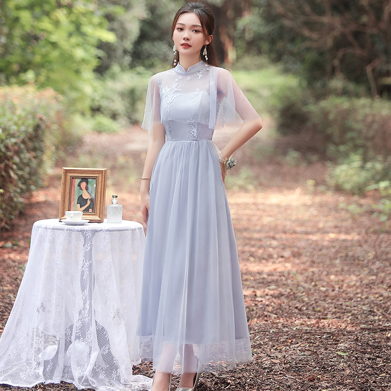 kudapy ชุดราตรียาวออกงานสีเทา ทรงคอจีนผ้าคลุมไหล่ซีทรู ตัวเสื้อปักลายดอกไม้ ซิบด้านข้างลำตัว สม๊อกหลัง กระโปรงผ้าโปร่ง