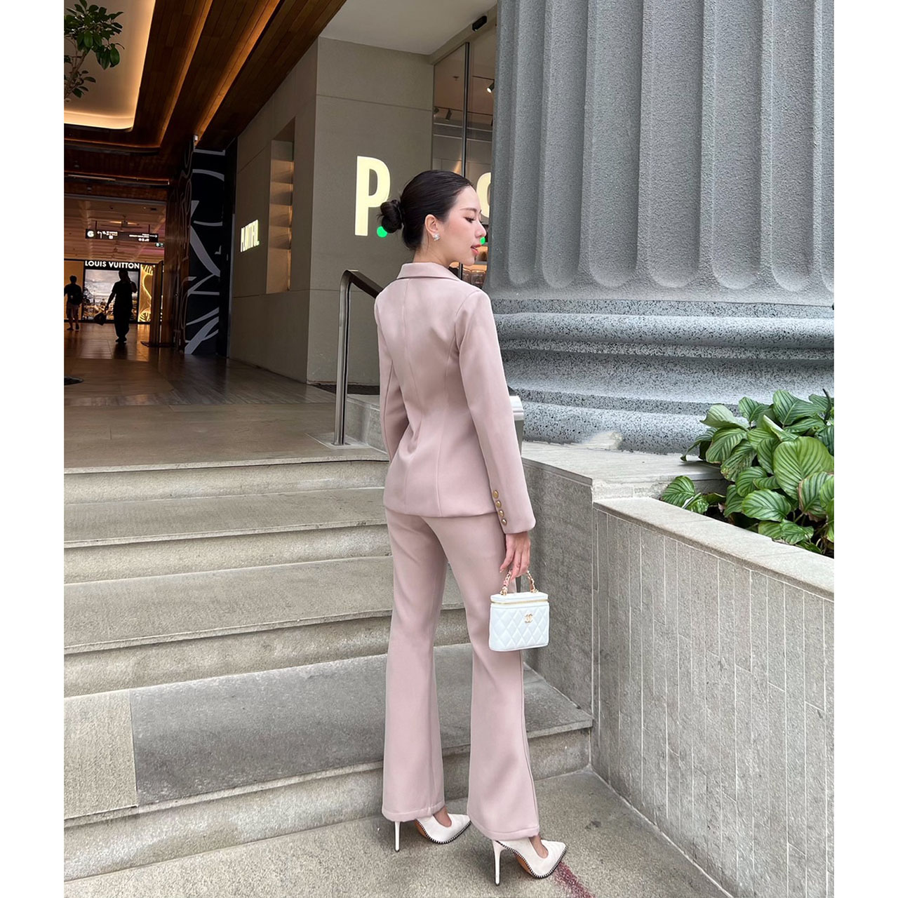 kudapy setsuit เสื้อ+กางเกง สีแดง,สีเทา,สีชมพู เป็นอีกรุ่นที่แนะนำมาก รุ่นนี้ใช้ผ้าทอพิเศษ จะมีความนิ่มลื่น ไม่ยับง่าย Texture ของผ้าคือมีความหรูหรา แต่งกระดุมทอง 2