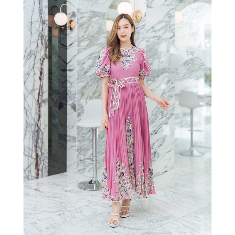 kudapy เดรสยาวสีชมพู/สีขาว กระโปรงอัดพลีทผ้าซาติน+เชือก