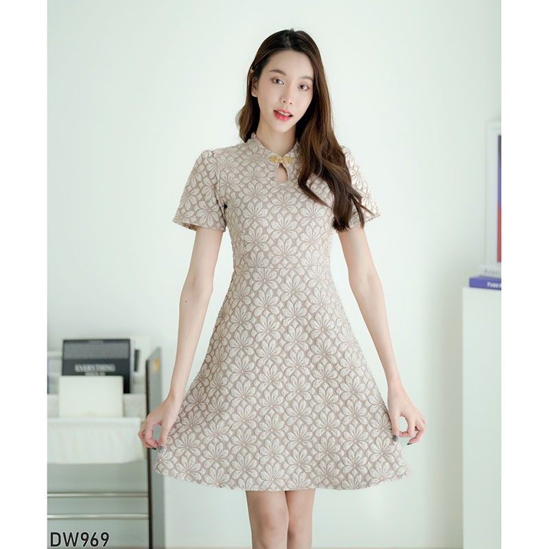 kudapy เดรสสั้นสีขาว/สีน้ำตาล ผ้าทอลายนูนแขนตุ๊กตา