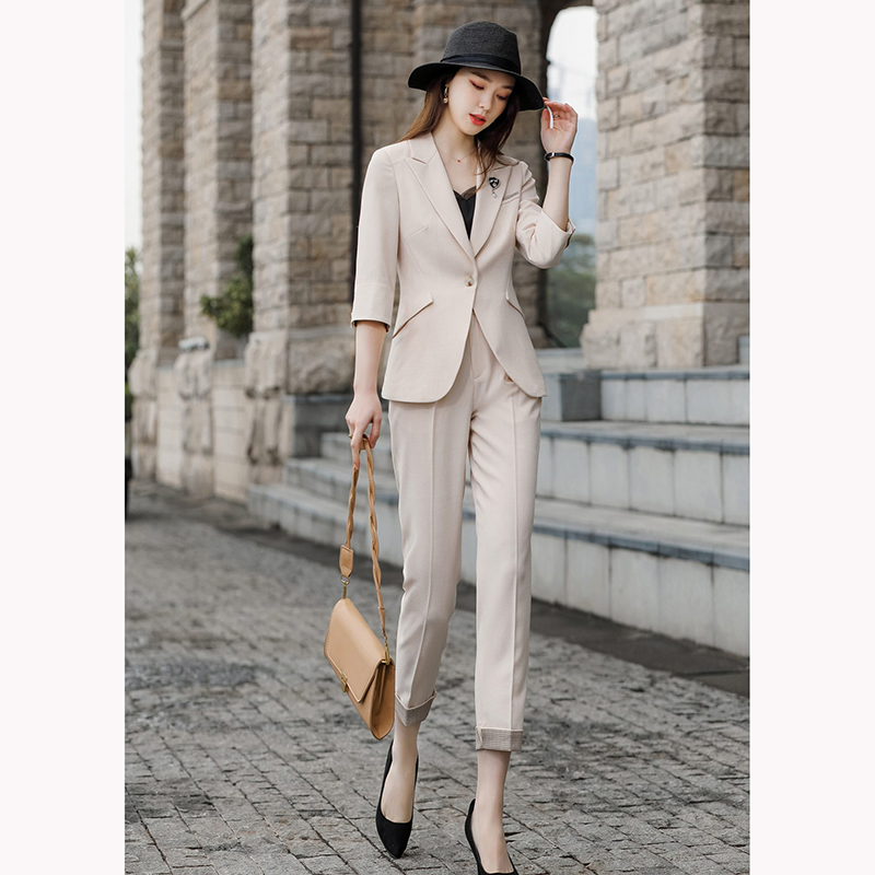 kudapy ชุดสูททำงานผู้หญิงสีเบจครีม/สีเทา แขนห้าส่วนพร้อมกางเกงแปดส่วน จุดเด่นของชุดนี้คือสีชุดเน้นความสุภาพเรียบง่าย