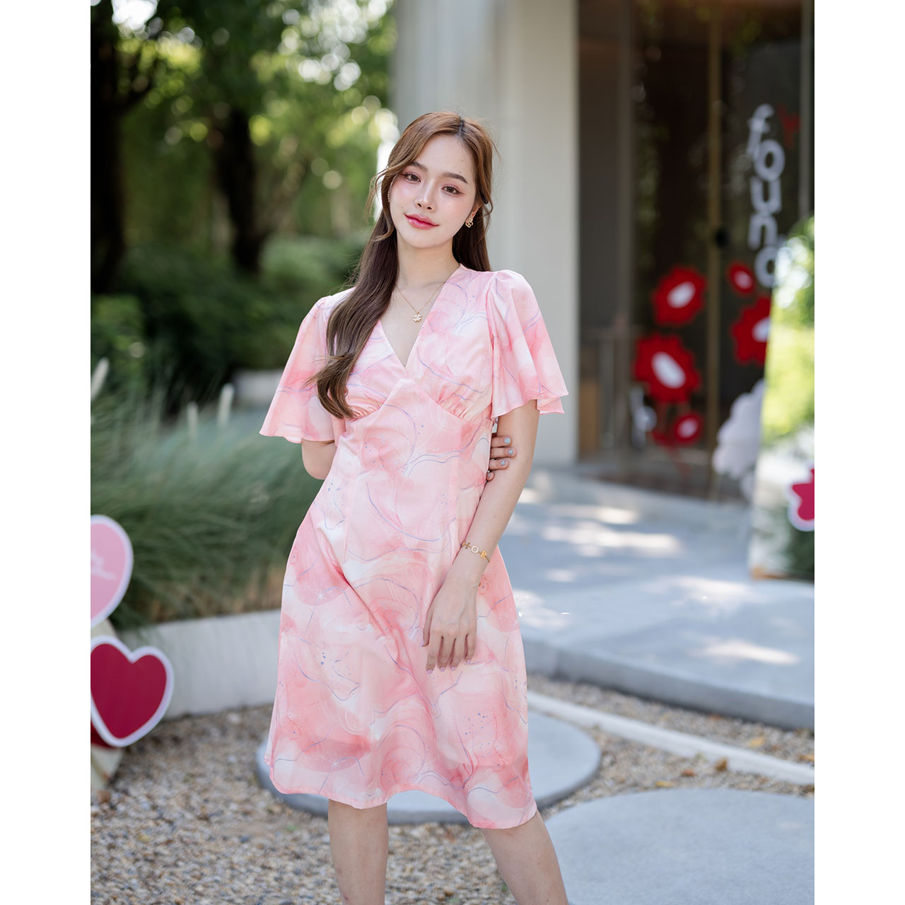 kudapy เดรสสั้นสีเอิร์ธโทน/สีพาสเทล/สีโทนฟ้า/สีโทนสีโอรส ตัวเสื้อเป็นคอวีจับจีบเดรปที่อก ต่อลงมาเป็นกระโปรงทรงเอบาน แขนเสื้อเป็นทรง Bell