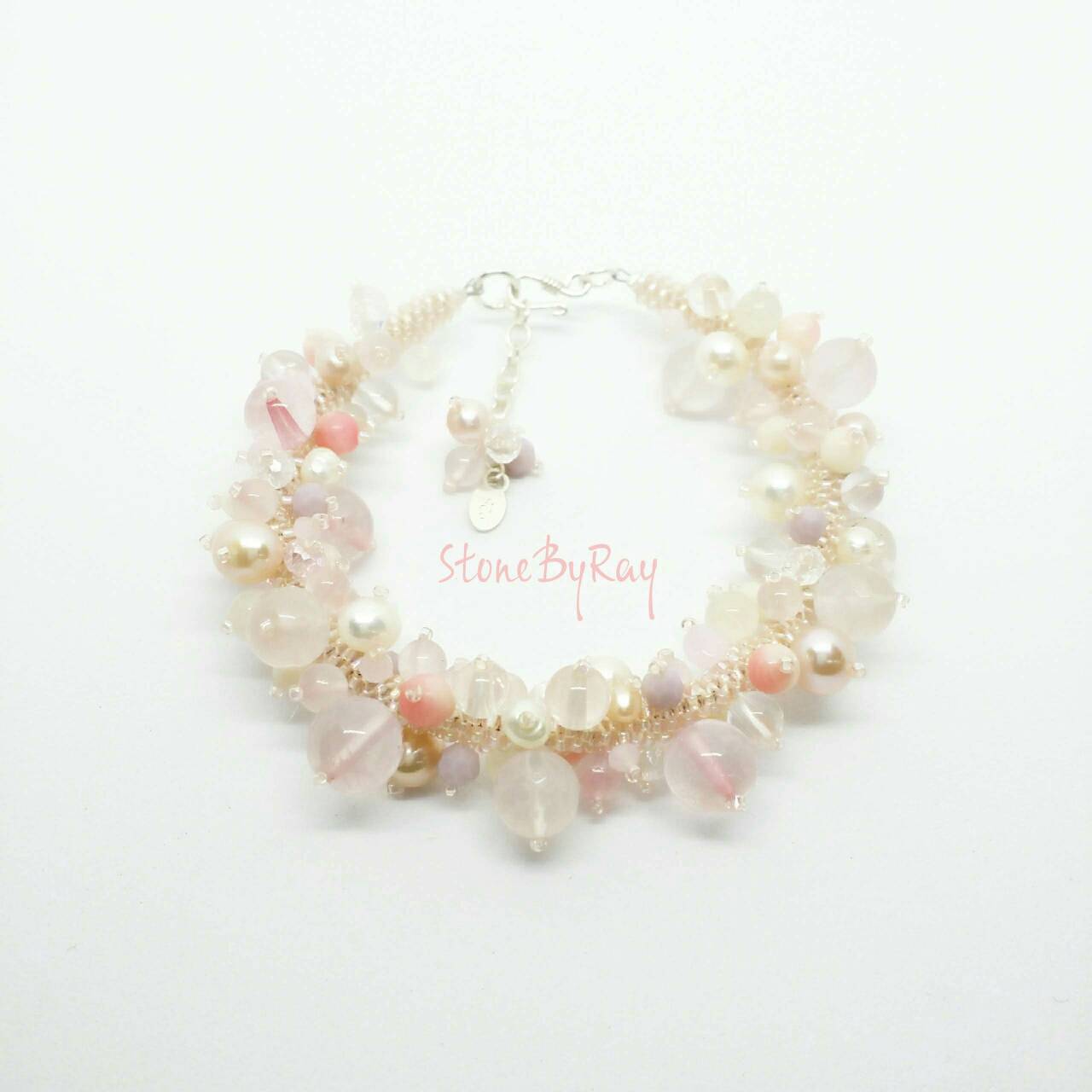 สร้อยข้อมือรวมหินโทนสีชมพู