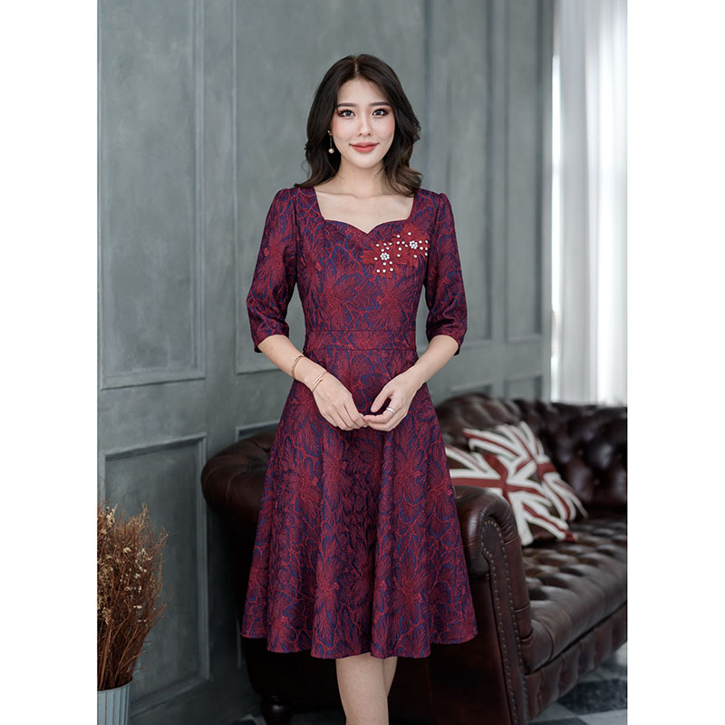 kudapy เดรสสั้นสีกรม/สีดอกแดง ลูกไม้ทูโทน ผ้าสวยงานเนี๊ยบ ผ้าทิ้งตัวสวยดีไซน์แขนศอกทรงใส่ง่ายสุภาพ เอวต่อกระโปรงทรงบานสวิง มีดีเทลตกแต่งลูกไม้ดอกที่อก