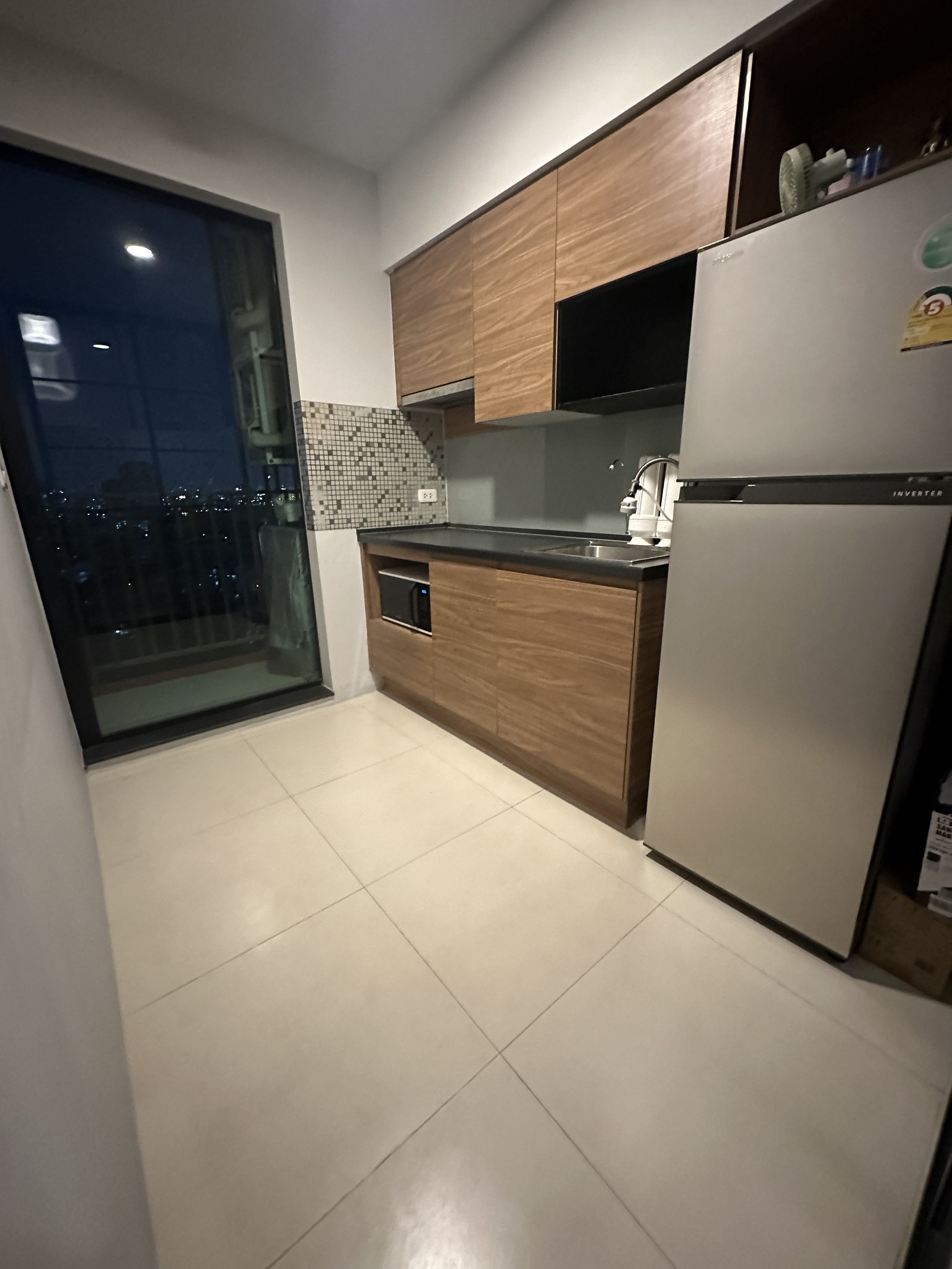 ปล่อยเช่าคอนโด Brix Condominium (บริกซ์ คอนโดมิเนียม) - ห้องกั้นเป็นสัดส่วนพร้อมเครื่องซักผ้า - การเดินทาง: ติดรถไฟฟ้า MRT สิรินธร