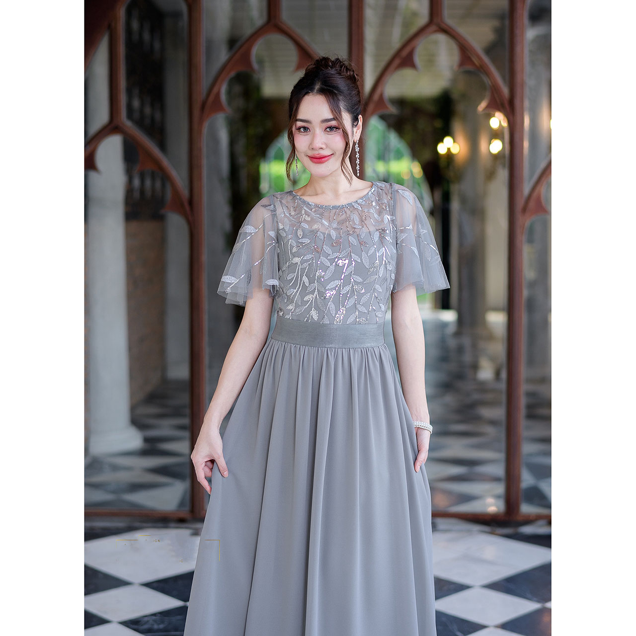 kudapy เดรสยาวสีเทา/สีชมพู/สีเหลือง ผ้าพริ้วสวยความยาวคลุมข้อเท้า ช่วงตัวเป็นงานลูกไม้ปักลายใบไม้แต่งเลื่อมเลื้อยสวยงาม แขนระบายใส่สวยตามรูป