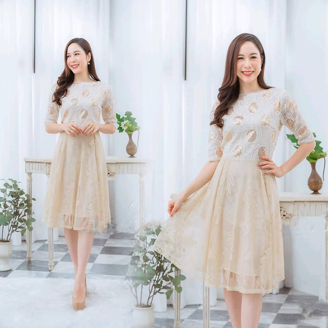 kudapy เดรสสั้นผ้าลุกไม้สีครีมทอง คอป้ายแขนยาวสามส่วน มีซับในซิบหลัง งานปักลายเสื้อใช้ลูกไม้อย่างดีผสมกลิตเตอร์วิ้งๆ