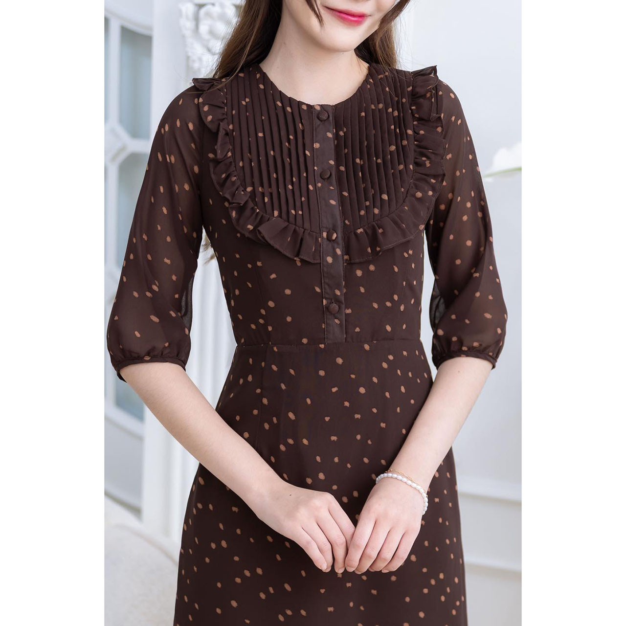 kudapy เดรสชีฟองลายจุดหิมะ โทนสีเข้ม มีดีเทลตีเกล็ดแต่งระบายช่วงอก ช่วงชายกระโปรงเป็นระบายเล็กๆ