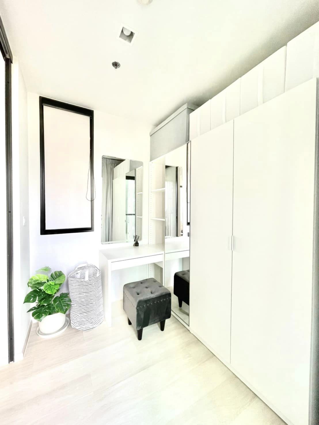 ให้เช่าห้องน่าอยู่ตกแต่งเฟอร์และเครื่องใช้ไฟฟ้าครับ สอบถามแอด Line ID : Smile-easy ที่ Life One Wireless (ไลฟ์ วัน ไวร์เลส)