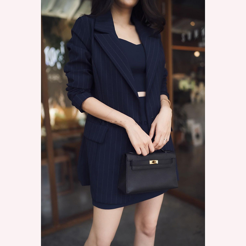 kudapy เซตสูทลายริ้วสีกรม/สีน้ำตาล มาคู่กับสายเดี่ยว พร้อมกระโปรงผ้าเรียบ งานสวย