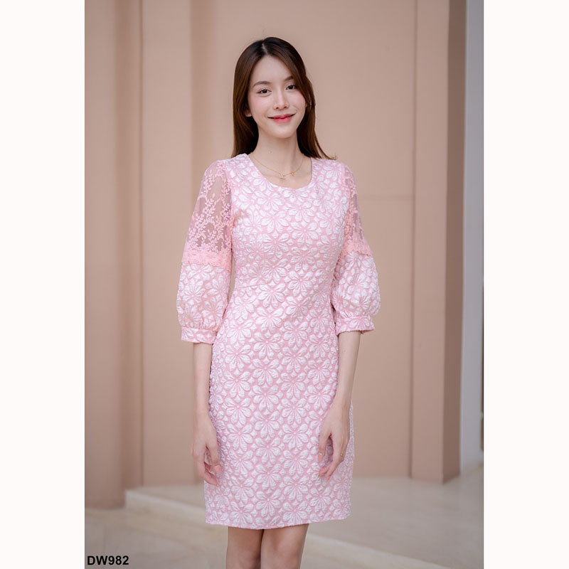 kudapy เดรสสั้นสีชมพู/สีขาว/สีแดง ผ้าทอลายนูนดอกไม้แขนตาข่าย