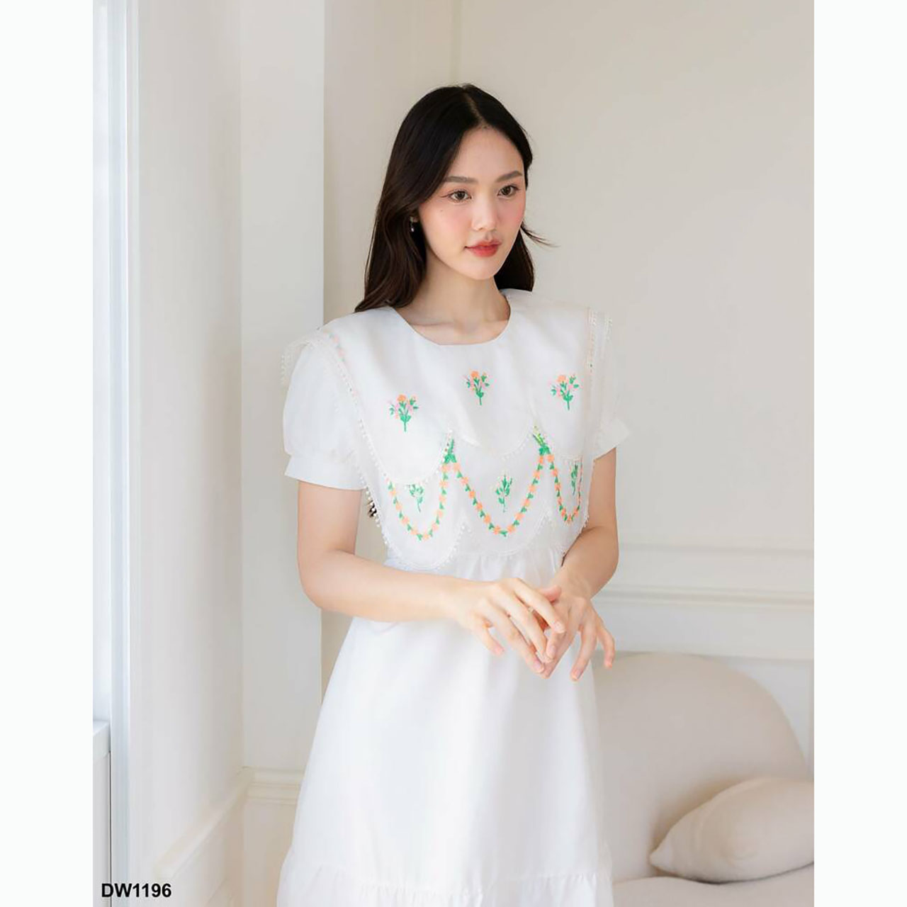 kudapy เดรสสั้นสีชมพู/สีขาว ผ้าพื้นกระโปรงบานปักดอกปก