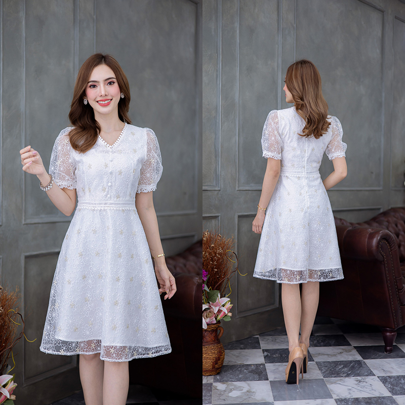 kudapy เดรสสั้นสีขาวคอวี/สีขาวคอกลม ผ้าตาข่ายปักทั้งตัว แซมปักด้วยดิ้นทอง แพทเทิร์นสวยคลาสสิค มีดีเทลแต่งลูกไม้ปลายแขนและเอว ช่วงชายกระโปรงเป็นระบายสองชั้น