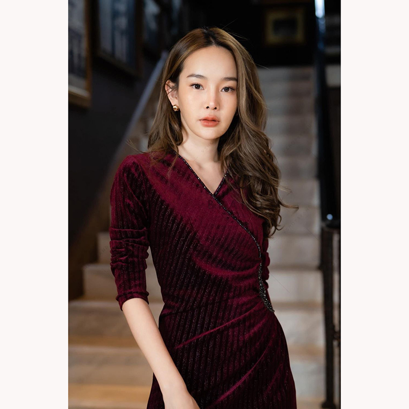 kudapy แม็กซี่เดรสสีแดง/สีม่วง/ดำ ผ้ากำมะหยี่ แต่งคริสตัลช่วงเอวและอก เนื้อผ้ายืดตามตัว