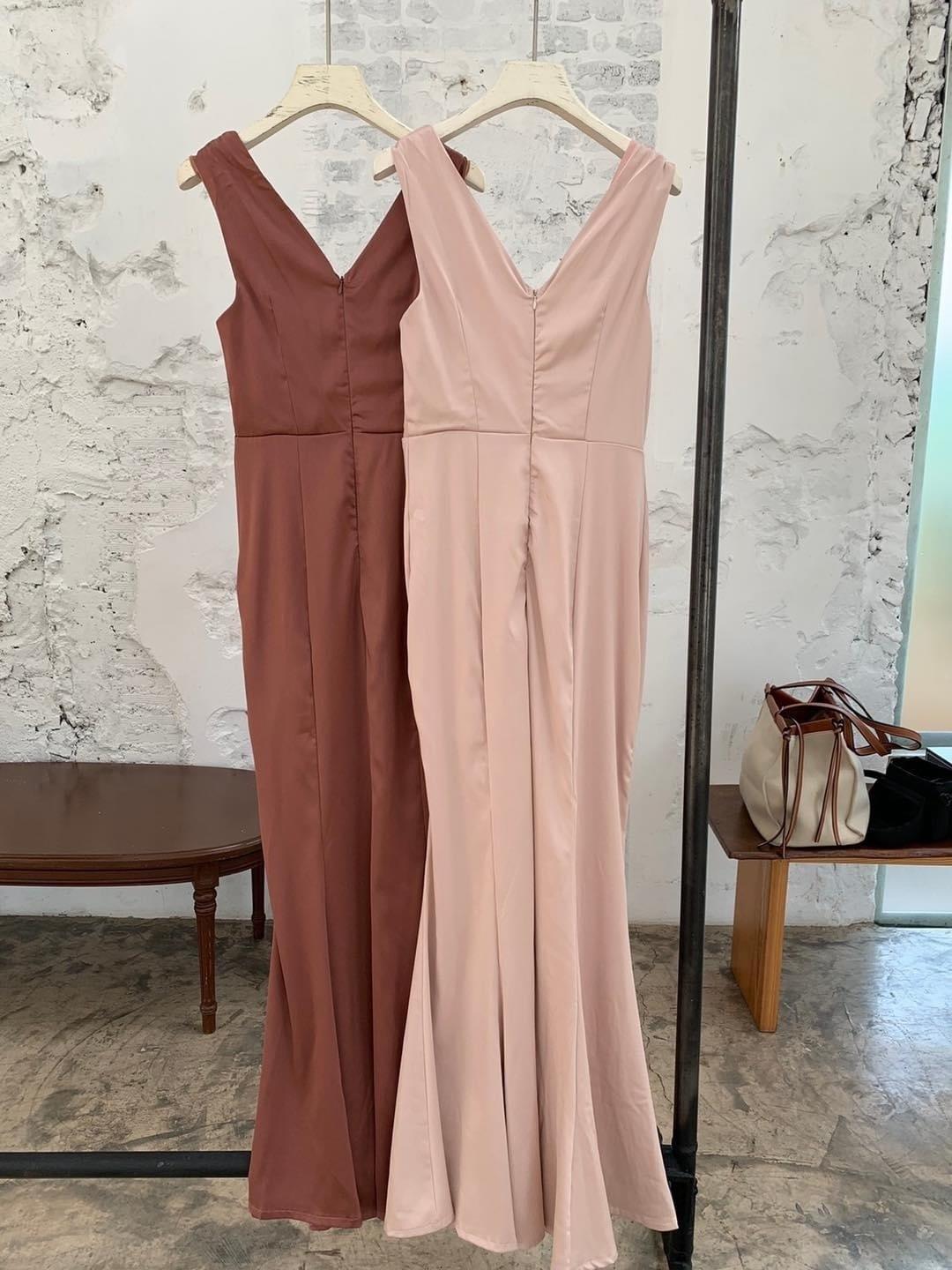 kudapy แม็กซี่เดรสยาวใส่ออกงาน สีน้ำตาล/สีชมพู คอวี ผ้าวาเลนติโน่ เนื้อผ้านิ่ม แต่งดีเทลเพิ่มอะไล่ทองช่วงไหล่