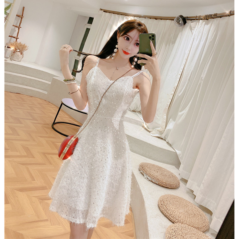 kudapy เดรสสั้นไปงานสีชมพูอมส้มอ่อน/สีขาว ผ้าขนฟรุ้งฟริ้งปักเลื่อม สายเดี่ยวตกแต่งสายพลอยสังเคราห์ คอวี กระโปรงทรงเอ สวยสดใส