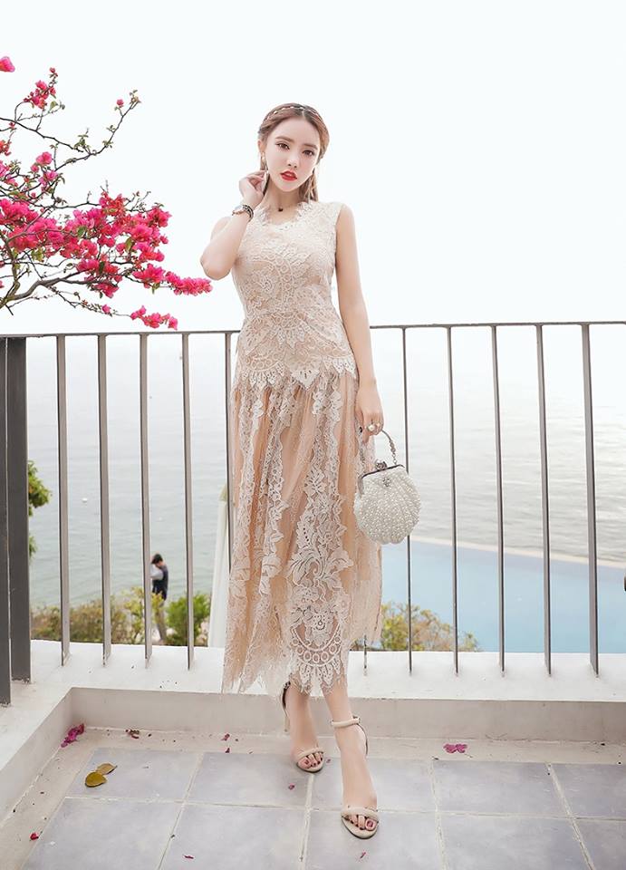 kudapy เดรสยาวผ้าลูกไม้สุดหรูสีครีมเข้ม แขนกุด ลายของผ้าลูกไม้งดงามตามแบบ มีซับใน ซิบด้านหลังลำตัว สวยมากๆๆค่ะ size S อก 30-32 เอว 26-27 ยาว 49 (นิ้ว)